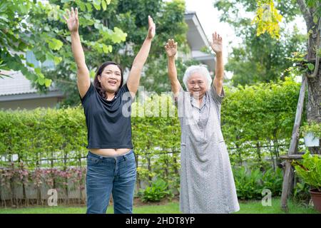 Asiatique senior ou âgée vieille femme patiente exercice avec heureux frais Profitez dans le parc, sain solide concept médical Banque D'Images