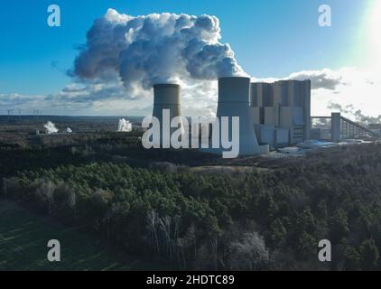 Schwarze Pumpe, Allemagne.06th janvier 2022.De la vapeur sort des tours de refroidissement de la centrale au lignite Schwarze Pumpe de Lauritz Energie Bergbau AG (LEAG) (photo aérienne prise par un drone).Credit: Patrick Pleul/dpa-Zentralbild/ZB/dpa/Alay Live News Banque D'Images