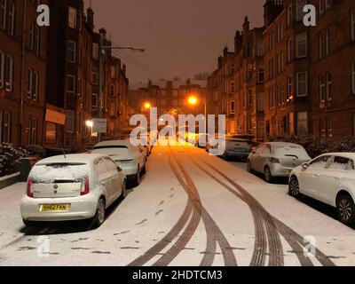 Vue générale sur une rue de Glasgow couverte de neige.Le bureau met a émis un avertissement jaune de neige et de glace pour une grande partie de l'Écosse, avertissant que de fréquentes averses de neige, de grêle et de neige pourraient entraîner des perturbations dans les déplacements vendredi matin.Date de la photo: Vendredi 7 janvier 2022. Banque D'Images