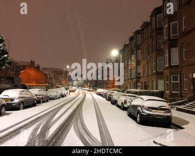 Vue générale sur une rue de Glasgow couverte de neige.Le bureau met a émis un avertissement jaune de neige et de glace pour une grande partie de l'Écosse, avertissant que de fréquentes averses de neige, de grêle et de neige pourraient entraîner des perturbations dans les déplacements vendredi matin.Date de la photo: Vendredi 7 janvier 2022. Banque D'Images