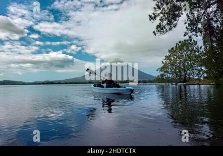 Kayak sous le volcan Concepcion sur le lac Nicaragua, île d'Ometepe, Nicaragua Banque D'Images