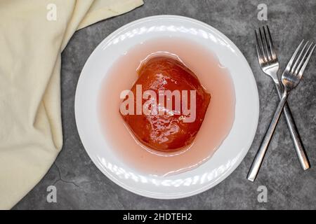 Dessert de coing au sirop sur fond sombre.Cuisine méditerranéenne traditionnelle.Dessert turc du Ramadan.Vue de dessus.Gros plan Banque D'Images