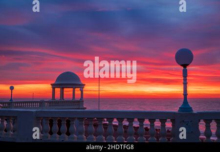 Ciel rouge éclatant à l'aube au-dessus de Bexhill Colonnade est de la côte du Sussex sud-est de l'Angleterre Royaume-Uni Banque D'Images