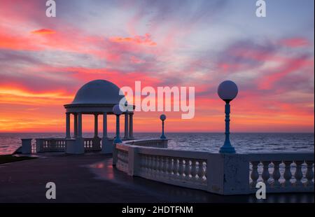 Ciel rouge éclatant à l'aube au-dessus de Bexhill Colonnade est de la côte du Sussex sud-est de l'Angleterre Royaume-Uni Banque D'Images