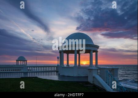 Ciel rouge éclatant à l'aube au-dessus de Bexhill Colonnade est de la côte du Sussex sud-est de l'Angleterre Royaume-Uni Banque D'Images