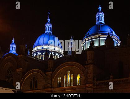 Les dômes de la Nouvelle Église catholique cahtedrique sont illuminés à Cuenca, en Équateur.Photo de haute qualité Banque D'Images