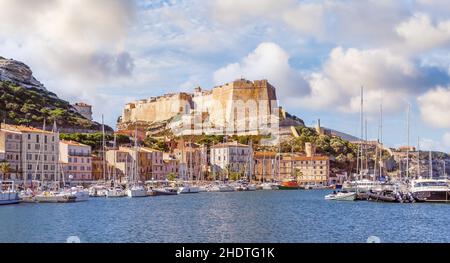 Paysage avec le port de Bonifacio et la ville dans l'île de Corse, France Banque D'Images