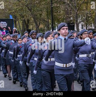 Les cadets de l'air de la région de Londres et du Sud-est défilent au Lord Mayor’s Show 2021, Victoria Embankment, Londres, Angleterre. Banque D'Images