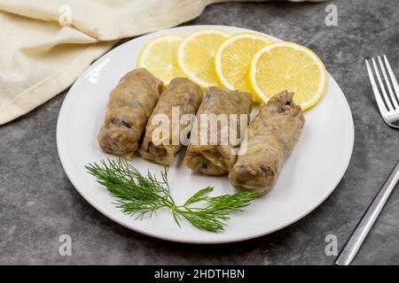 Feuilles de chou farcies, dans une plaque de céramique.Rouleaux de chou végétalien, feuilles de chou cuites, enveloppées autour d'une garniture de riz, d'oignons et d'épices.(Lahana s Banque D'Images