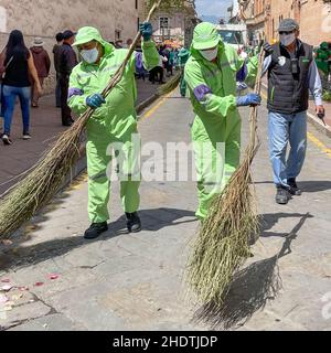 Cuenca, Equateur, 24 décembre 2021 - Une équipe d'agents sanitaires nettoie les rues après un défilé. Banque D'Images