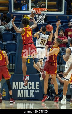 La garde de Californie Jordan Shepherd (31) fait une mise à pied contre l'avant de l'USC Joshua Morgan (24) d2h à Berkeley, Californie, le jeudi 6 décembre 2022. Banque D'Images