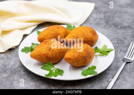 Kibbeh sur fond sombre.Le kibbeh est un plat populaire de la cuisine du Moyen-Orient.Boulettes de viande farcies Food, Falafel, Icli Kofta, Quibe.Vue horizontale. Banque D'Images