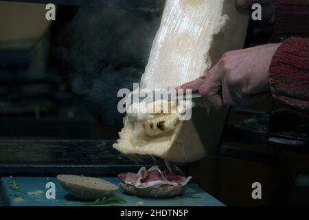 Sandwich au fromage suisse fondu à la raclette panini Banque D'Images