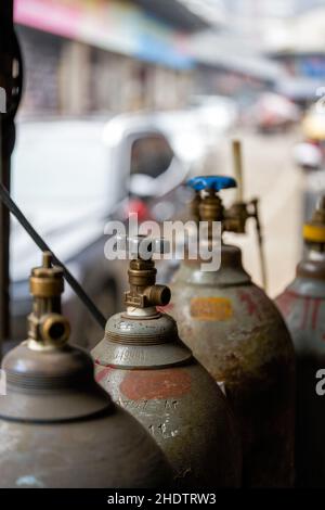 Gros plan de la bouteille de gaz d'acétylène utilisée pour le soudage Banque D'Images