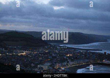 Aberystwyth Ceredigion pays de Galles météo Royaume-Uni 7th janvier 2022.Un début de journée amèrement froid et terne, alors qu'Aberystwyth, sur la côte ouest du pays de Galles, se réveille au premier feu, comme illustré sur la colline de la constitution .Crédit : mike davies/Alamy Live News Banque D'Images