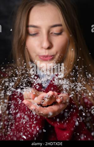 femme, soufflant, flocons de neige, femme, femmes,lady, femmes, flocon de neige Banque D'Images