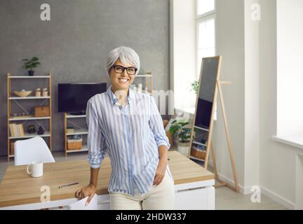 Portrait d'une femme âgée belle, élégante et gaie qui regarde l'appareil photo. Banque D'Images