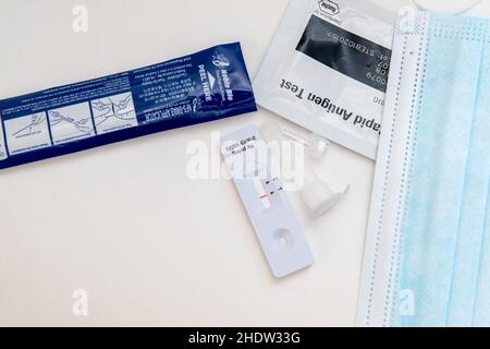 Kit de test rapide Corona Antigen et masques sur fond blanc Banque D'Images