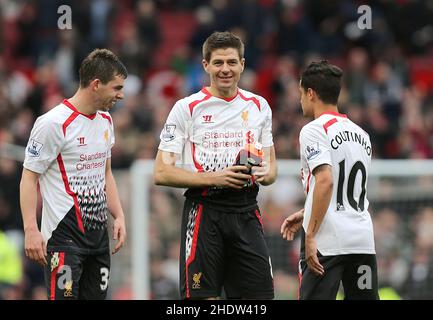 Photo du dossier en date du 16-03-2014 de Jon Flanagan, Steven Gerrard et Philippe Coutinho de Liverpool (de gauche à droite) sont tous souriants après le coup de sifflet final.Aston Villa ont annoncé la signature de Philippe Coutinho sur un contrat de prêt de Barcelone jusqu'à la fin de la saison, sous réserve d'un permis médical et d'un permis de travail.Date de publication : vendredi 7 janvier 2022. Banque D'Images