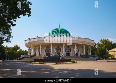 Extérieur du bâtiment, rond avec un dôme vert.Au musée Amir Timur à Tachkent, Ouzbékistan. Banque D'Images