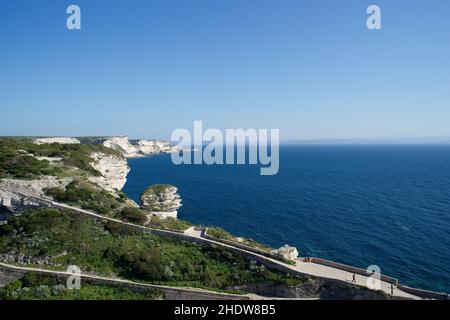 La Sardaigne en arrière-plan des falaises de Bonifacio lors d'une belle journée de printemps, foyer sélectif Banque D'Images