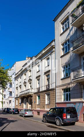 Varsovie, Pologne - 11 juillet 2021 : maisons de résidence historiques prestigieuses dans la rue Narbutta, dans le quartier Mokotow de Varsovie Banque D'Images