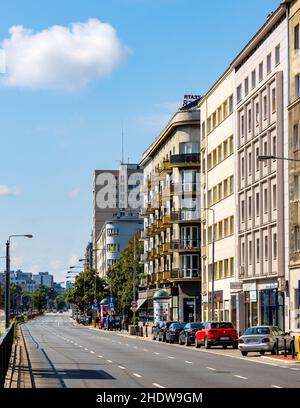 Varsovie, Pologne - 11 juillet 2021 : Panorama de la rue Pulawska avec mélange d'architecture résidentielle historique, communiste et moderniste à Mokotow Banque D'Images