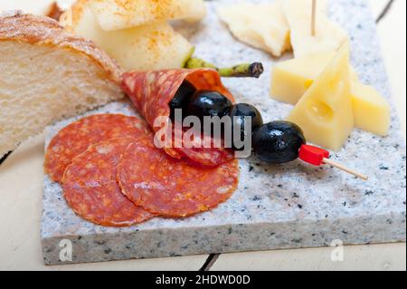 assiette froide, olives, salami, assiettes froides, olives,salamis Banque D'Images