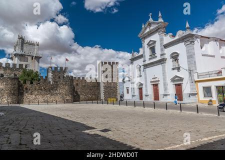 Place du Lidador avec la cathédrale de Beja (cathédrale Saint-Jacques-le-Grand) et le château de Beja.Alentejo, Portugal Banque D'Images