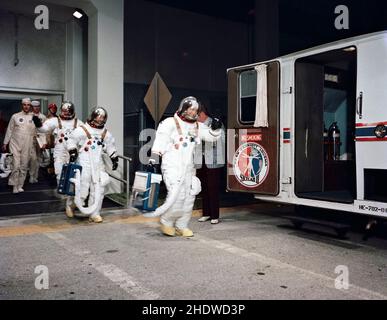 (28 juillet 1973) --- les trois membres d'équipage de la deuxième mission Skylab (Skylab 3) quittent l'édifice des opérations de l'engin spatial habité au Centre spatial Kennedy le matin du lancement du Skylab 3.L'astronaute Alan L. Bean, commandant de bord, suivi par le scientifique-astronaute Owen K. Garriott, pilote scientifique, et l'astronaute Jack R. Lousma, pilote.Ils sont entrés dans la fourgonnette spéciale qui les a emmenés à Pad B au Launch Complex 39 de KSC où le Skylab 3/Saturn 1B les attendait.Le décollage du Skylab 3 a eu lieu à 7 h 11 (HAE), le samedi 28 juillet 1973.Les trois astronautes devaient se rendre à la spe Banque D'Images