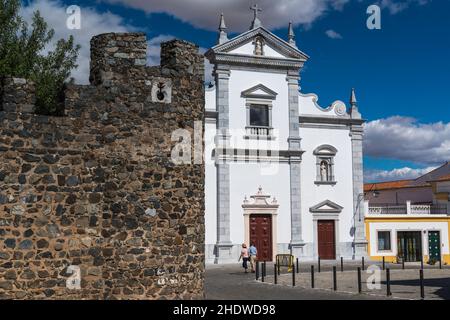 La cathédrale de Beja (cathédrale Saint-Jacques-le-Grand) et le château de Beja sur la place Lidador.Beja, Alentejo, Portugal Banque D'Images