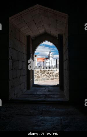 Vue à travers la porte du château de Beja à la cathédrale Saint-Jacques-le-Grand.Beja, Alentejo, Portugal Banque D'Images