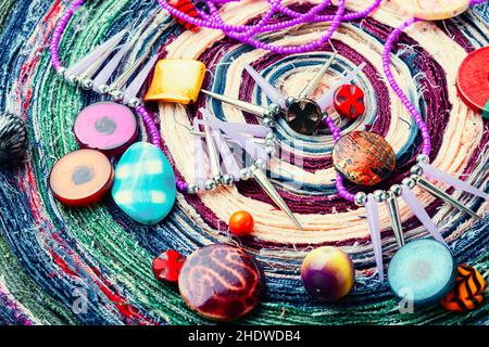 Un ensemble de perles brillantes de différents types pour les travaux d'aiguille.Perles sur un arrière-plan variable. Banque D'Images