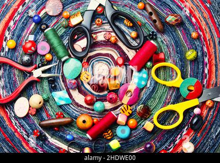 Un ensemble de perles brillantes de différents types pour les travaux d'aiguille.Perles sur un arrière-plan variable. Banque D'Images