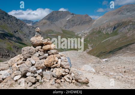 Sentier de randonnée du col des fours (2976m) au parc automobile du Pont de la neige avec le sommet signal de l’Iseran (3237m) et le col de la montagne pers dans le backgro Banque D'Images