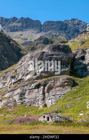 Maison de campagne en pierre abandonnée, Bonneval-sur-Arc, haute-Maurienne, Savoie (73), région Auvergne-Rhône-Alpes,France Banque D'Images