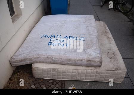 05.01.2022, Berlin, Allemagne, Europe - disponible à la location est écrit sur deux vieux matelas et jetés au bord de la route dans le quartier de Mitte. Banque D'Images