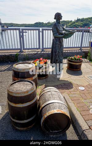 Stornoway Herring Girl - statue sur le front de mer, Stornoway, île de Lewis, Hébrides extérieures, Na h-Eileanan Siar,Écosse, Royaume-Uni - 11th août 2 Banque D'Images