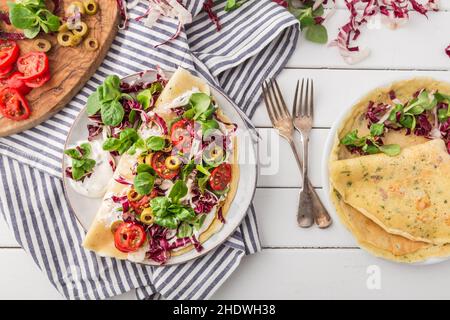 petit déjeuner, salade, crêpes au sarrasin, petits déjeuners, faible teneur en matières grasses,salades, crêpes Banque D'Images