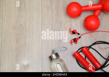 encore la vie de l'équipement de sport de groupe pour les femmes et cardiogramme de corde de saut. Fitness et vie saine, concept bien-être. Baskets, eau, sueur Banque D'Images