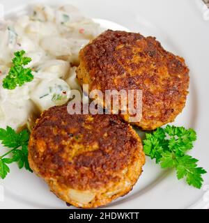 salade de pommes de terre, en-cas, frikadeller, salades de pommes de terre, en-cas,frikadellers Banque D'Images