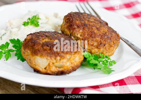 salade de pommes de terre, meatball, frikadeller, cuisine traditionnelle, salades de pommes de terre,boulettes de viande, fritkadellers Banque D'Images