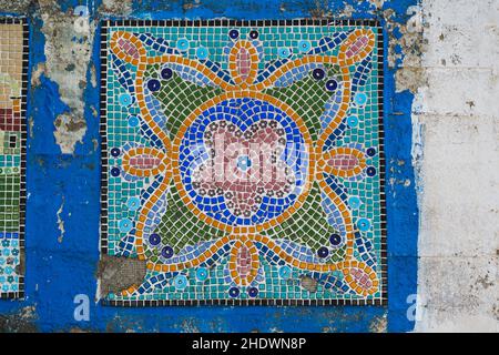 Izmir, Turquie - 1 septembre 2021 : décorations de figure de foi sur un mur à Nazarkoy Kemalpasa Izmir Turquie Banque D'Images