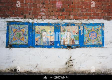 Izmir, Turquie - 1 septembre 2021 : décorations de figure de foi sur un mur à Nazarkoy Kemalpasa Izmir Turquie Banque D'Images