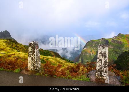 Belle photo d'un arc-en-ciel du sommet de Madère, au Portugal Banque D'Images