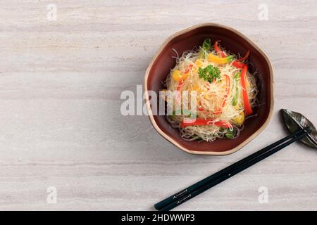 Nourriture coréenne, Japchae légumes et bœuf frits, vue du dessus avec espace pour le texte Banque D'Images