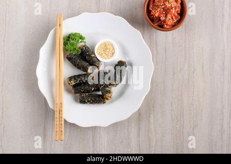 Algues frites profondes, faites de poulet mariné roulé dans du papier d'algues, puis frits profonds.En-cas coréen populaire.Vue de dessus avec espace de copie Banque D'Images