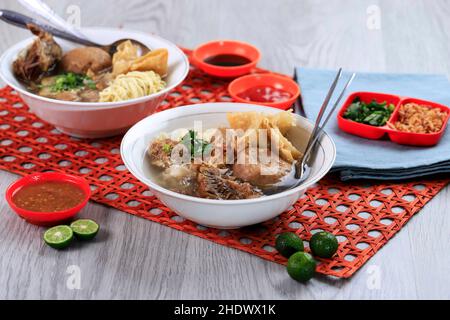 Bakso Malang Komplit, soupe Meatball avec divers plats d'accompagnement comme Noodle, Shiumay frits ou Ribs. Banque D'Images