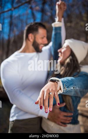 Gros plan d'un jeune couple heureux enthousiaste à l'idée d'être engagé pendant l'hiver Banque D'Images