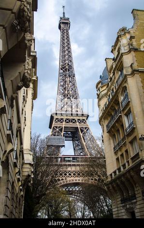 Photo à angle bas de la célèbre Tour Eiffel en tant qu'envoi entre les bâtiments de Paris, France Banque D'Images